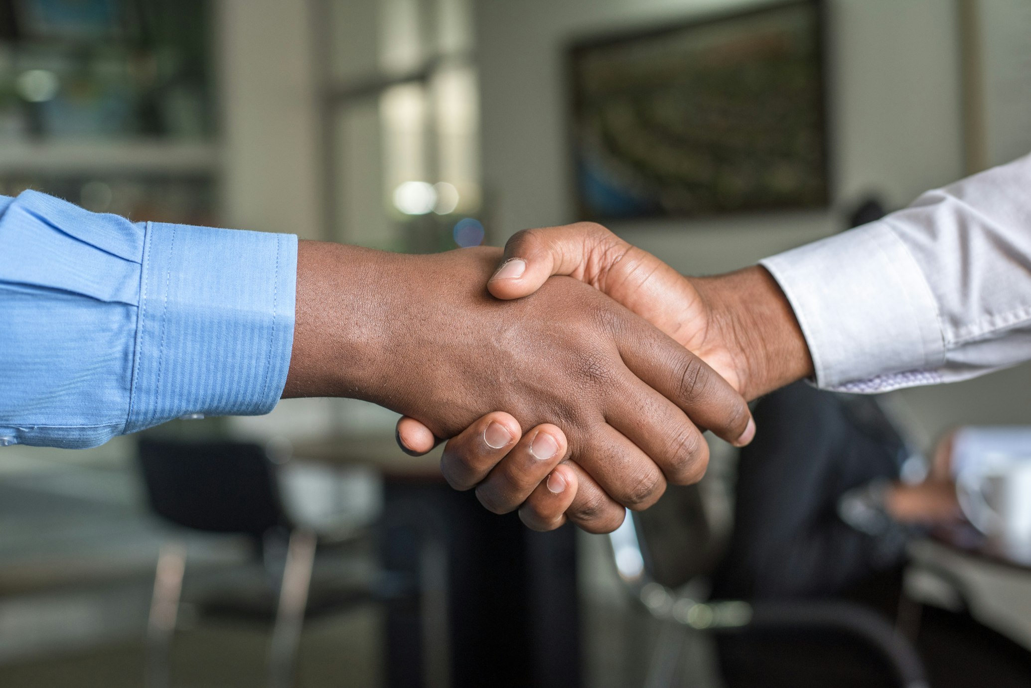 Uścisk dłoni symbolizujący współpracę partnerską